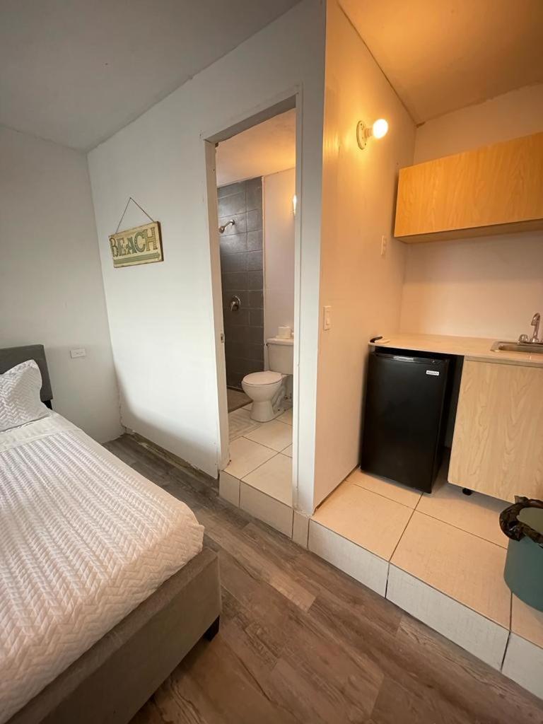 Las Olas Beach Apartments أريسيبو المظهر الخارجي الصورة